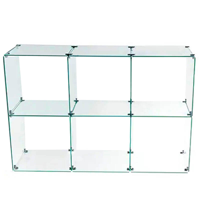 Display made up of six interconnected glass cubes. - Uni-Shop Display made up of six interconnected glass cubes.